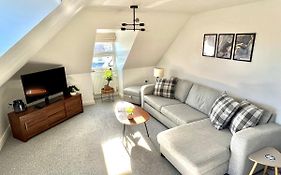 Swanage Holiday Penthouse Apartment, Moments From Beach And Town, On Site Parking, Fast Wifi, Sleeps Up To 6, Rated Exceptional